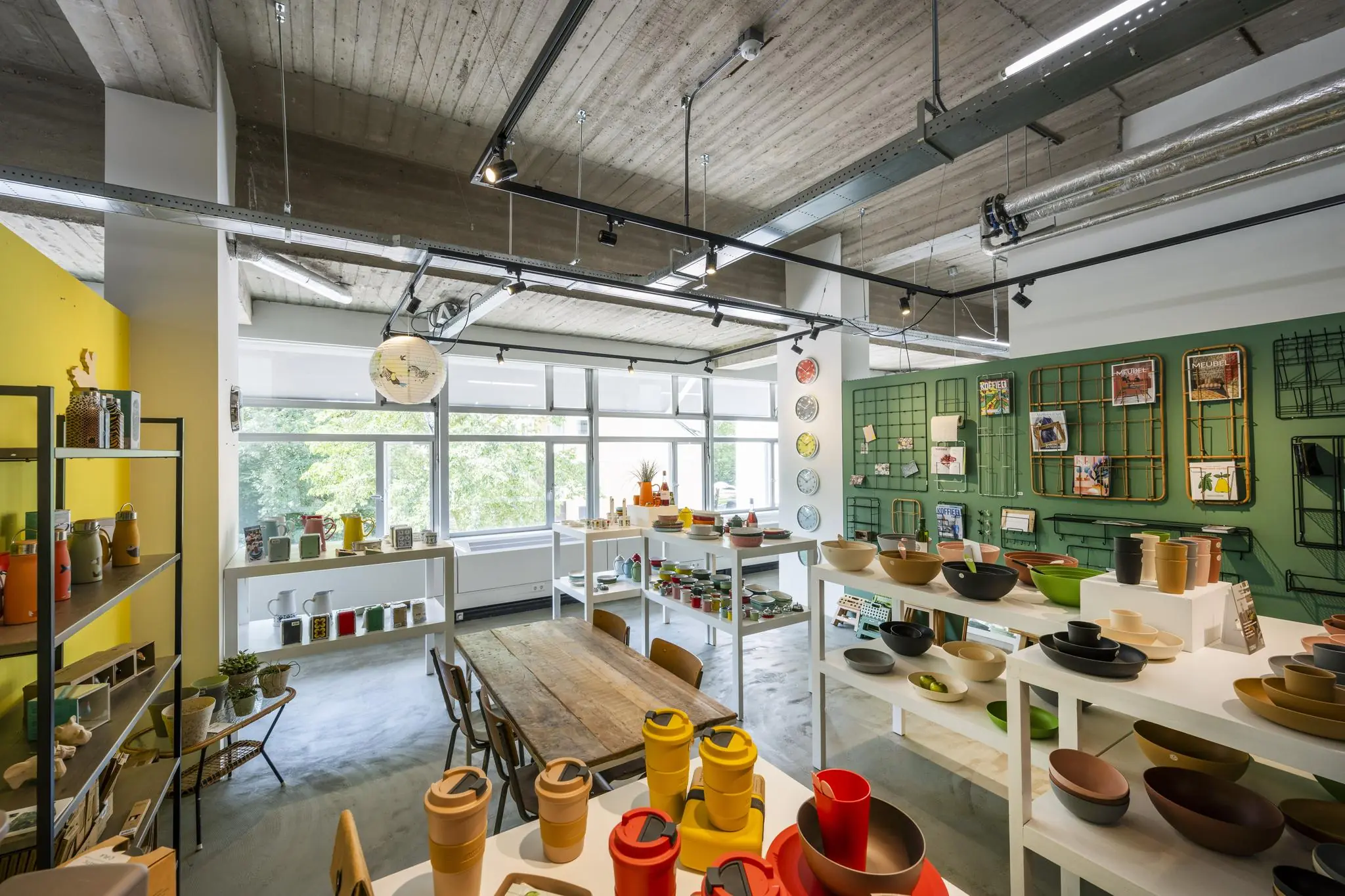 Licht en modern interieur van een winkel aan de Van Leijenberghlaan met kleurrijke serviesartikelen en woonaccessoires.